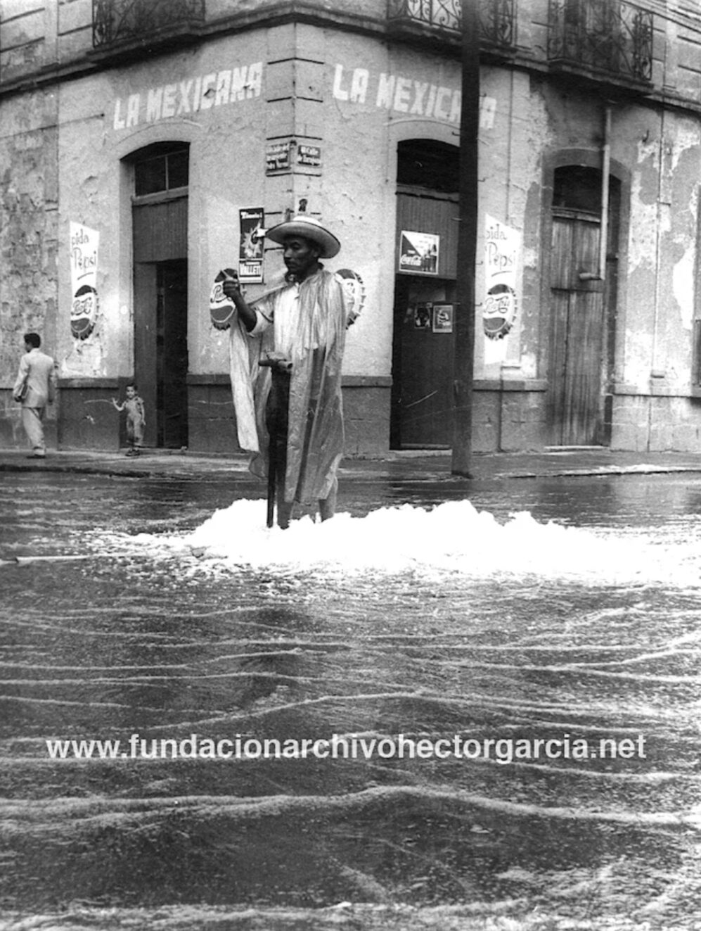 Un día como hoy de 1923 nace el fotógrafo Hector García